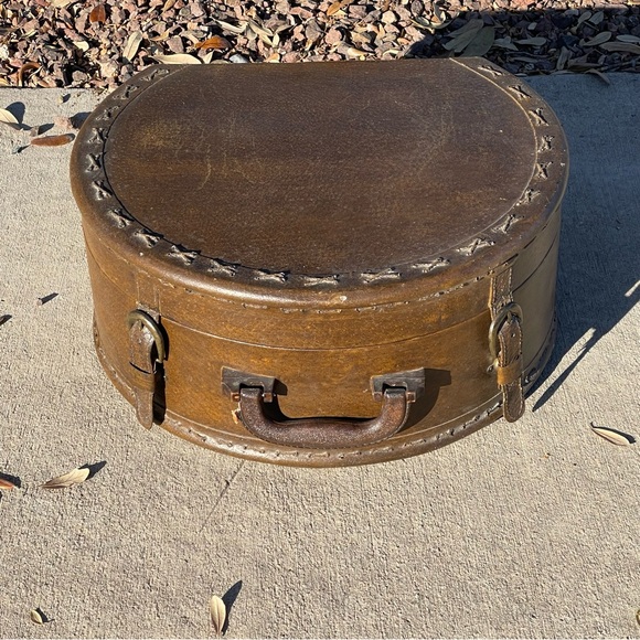 Chateau Edgewater Vintage Decorative Hat Boxes - Picture 3 of 7